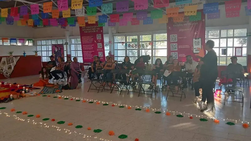 Habitantes de la colonia Girasoles se dieron cita en este recinto para conocer el altar.